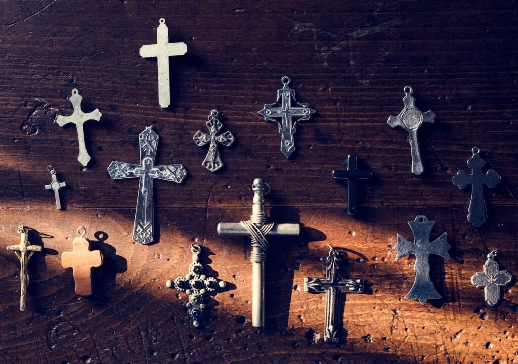 Несколько религиозных крестов на деревянной поверхности.